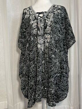 Club Z Collection | Size L | Beaded | Black & white floral print tunic top